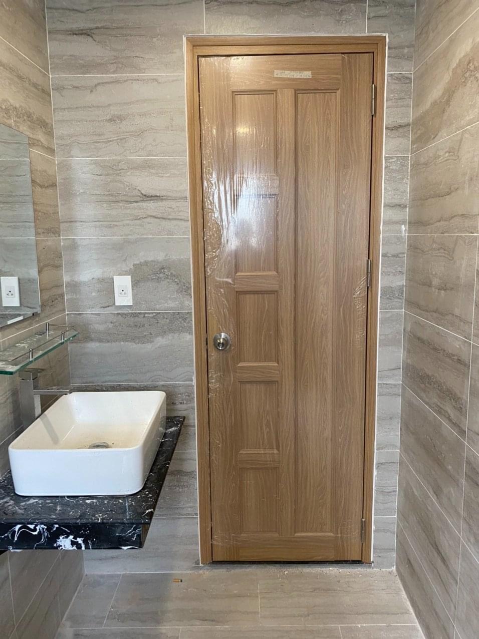 CỬA NHỰA GIẢ GỖ GIÁ RẺ - LỰA CHỌN TUYỆT VỜI CHO PHÒNG NGỦ